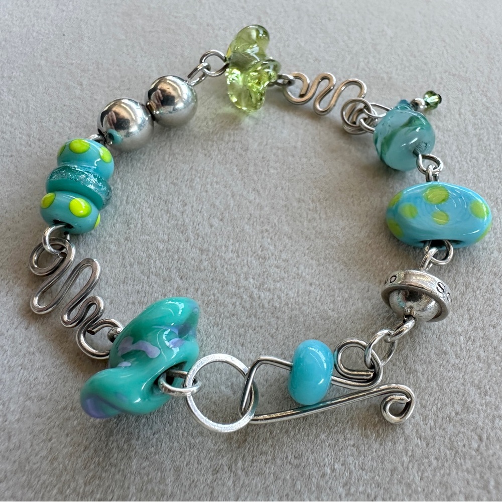 Artisan-made sterling silver and glass bead charm bracelet - Picture 5 of 11